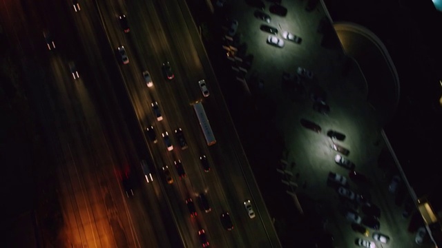 夜间高速公路上车辆的鸟瞰图视频下载