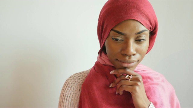 戴着粉色头巾的阿拉伯黑人妇女视频下载