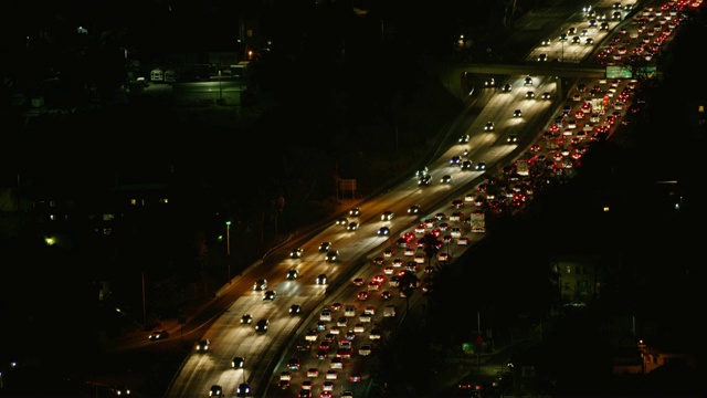 城市公路夜间交通鸟瞰图视频素材