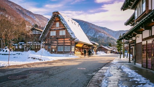 白川村日落与白雪和人群游客在日本旅游时光流逝视频下载