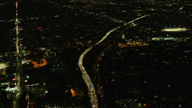 城市公路夜间交通鸟瞰图视频下载