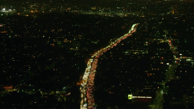 城市公路上夜间交通的鸟瞰图视频下载