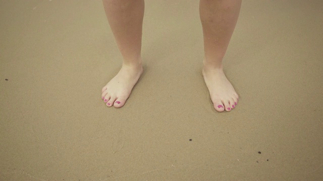 女人的脚在海滩的水里视频下载
