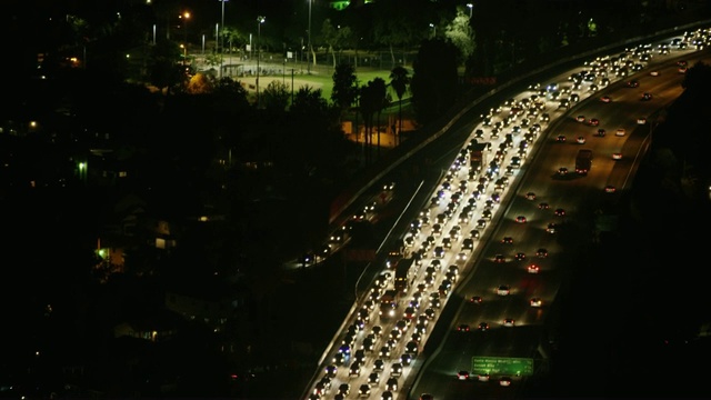 城市公路上夜间交通的鸟瞰图视频下载
