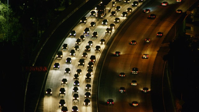 夜间高速公路上交通的鸟瞰图视频下载