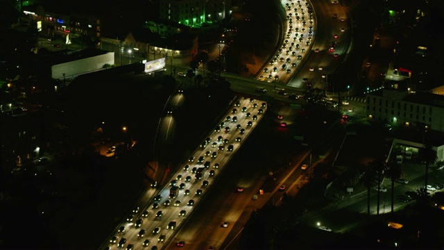 城市公路夜间交通鸟瞰图视频下载