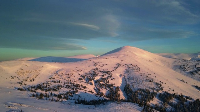 冬季喀尔巴阡山脉的鸟瞰图视频素材
