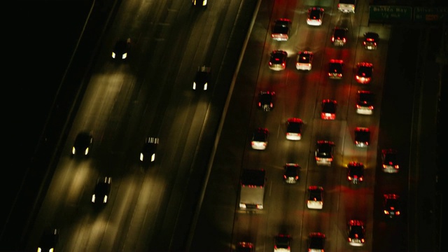 高速公路夜间交通鸟瞰图视频下载