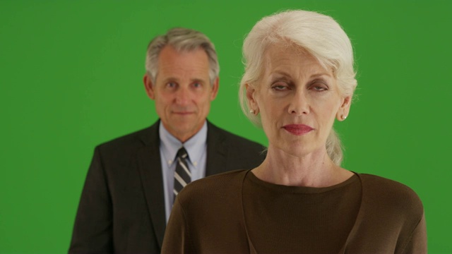 高级女商人的肖像站在绿色屏幕上看着相机视频素材