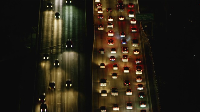 高速公路夜间交通鸟瞰图视频下载