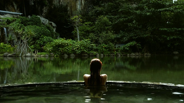 丛林里的热水浴缸。女人放松水疗撤退视频下载