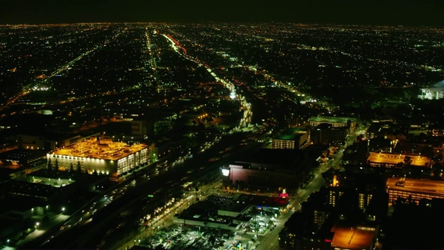 夜间城市高速公路上车辆的鸟瞰图视频下载
