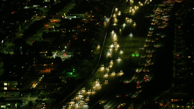夜间城市高速公路上车辆的鸟瞰图视频下载