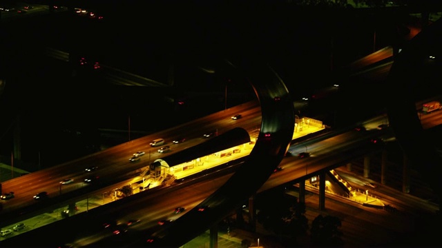 公路交叉口车辆夜间行车鸟瞰图视频下载