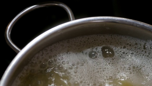 土豆在沸水中煮视频下载