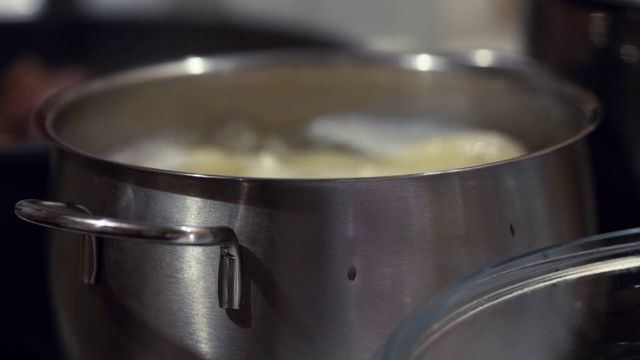 土豆在沸水中煮视频下载