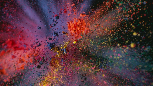 彩色粉末在黑色背景上以超慢的动作爆炸视频素材