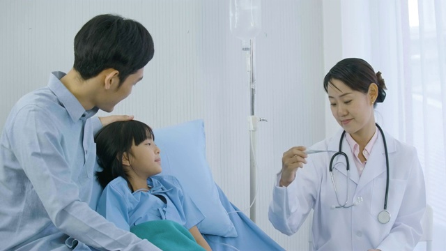 女医生在测量体温后看着体温计。女孩正在接受健康专业医生的检查。视频素材