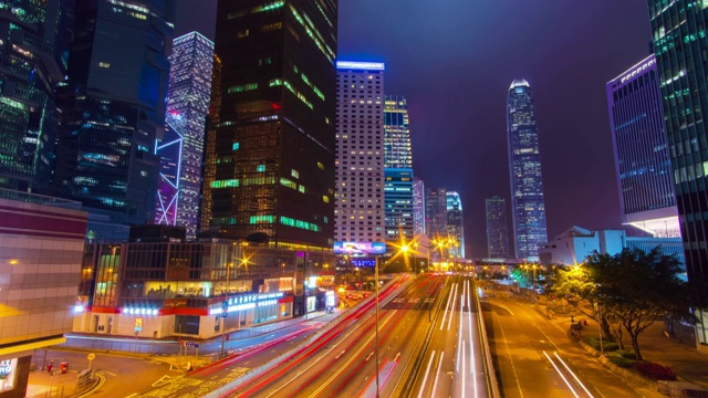 (向下倾斜)交通延时和香港摩天大楼的城市夜景。视频素材