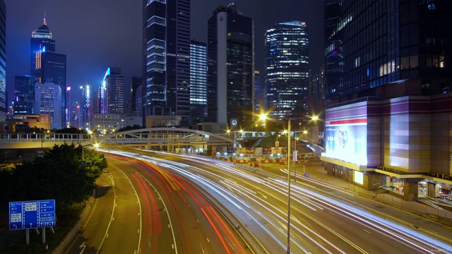 夜间的交通延时和香港摩天大楼的城市景观。视频素材