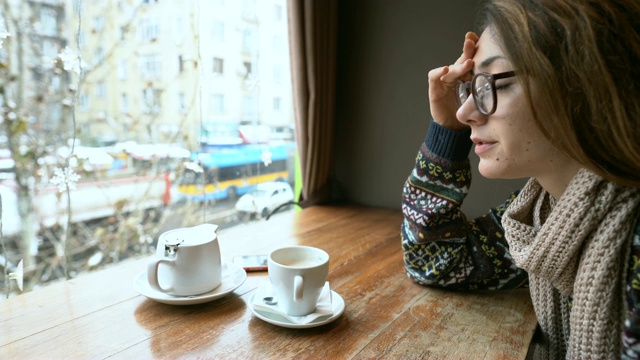 悲伤的女人独自坐在café视频素材