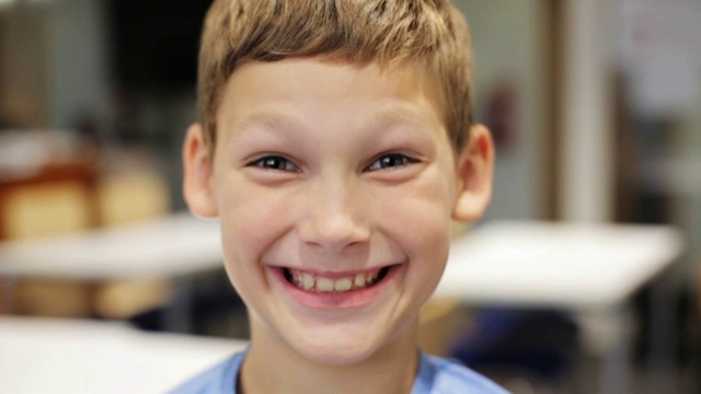 学校教室里快乐的微笑的十多岁男孩的脸视频素材