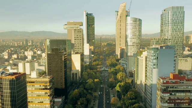 墨西哥城鸟瞰图。改革大道。视频素材