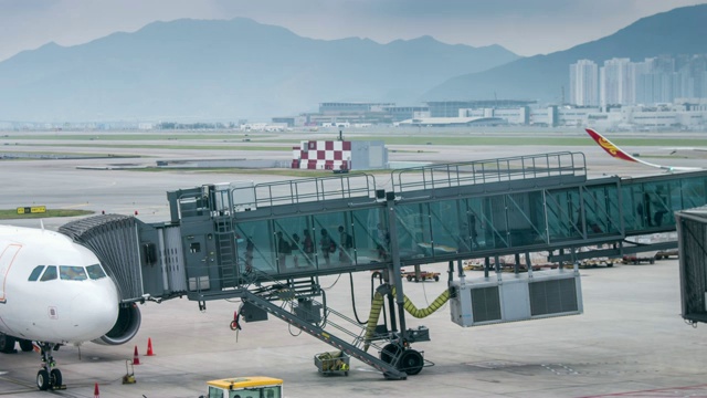 旅客从机场候机楼登机至飞机的时间间隔视频素材