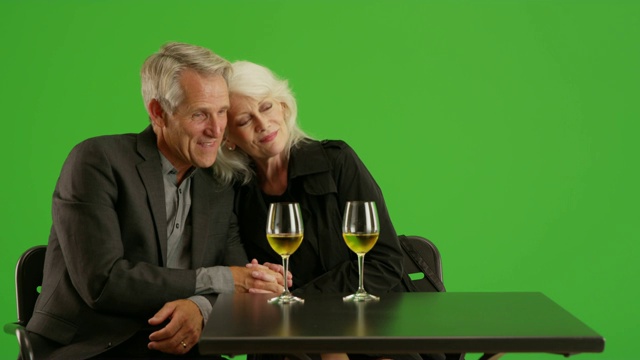 老人们在绿色屏幕上的餐厅里热恋视频素材