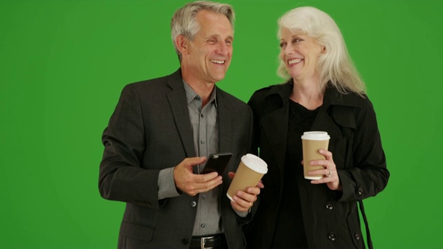 现代老年人用智能手机在绿色屏幕上导航视频素材