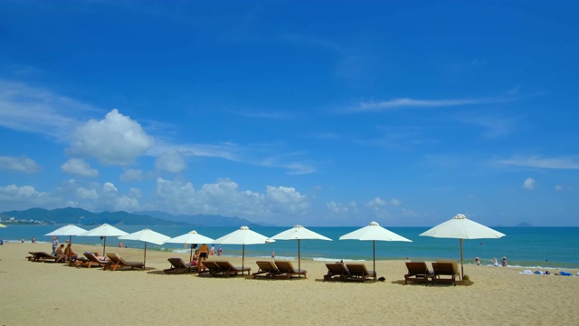 全景海滩，椅子和雨伞视频素材