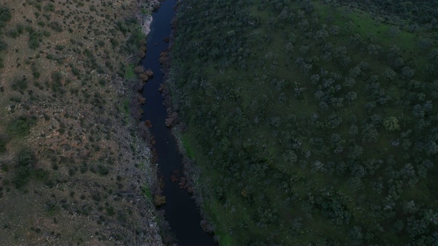 Salor河、Herreuela、地中海森林、Sierra de San Pedro, Cáceres、埃斯特雷马杜拉、西班牙、欧洲视频素材