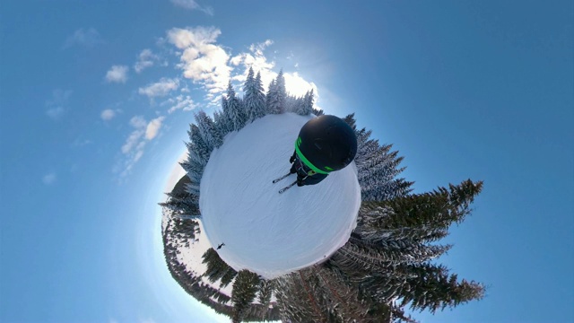 滑雪者在一座雪山上以360度视角骑行视频下载