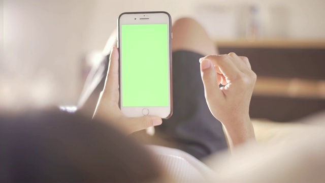 女人用智能手机色度键4k视频素材