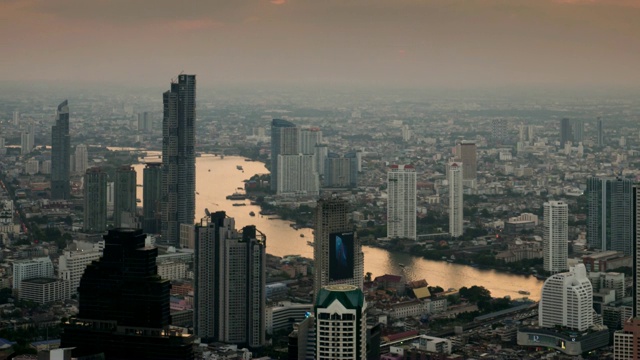 时间从白天到夜晚的曼谷市景与湄南河日落时间，运动倾斜下来视频素材