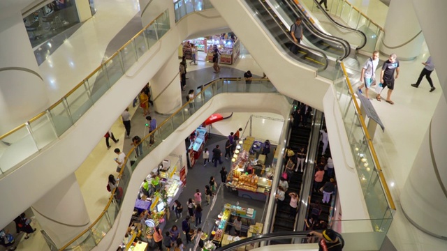 许多人在购物中心散步和购物视频下载