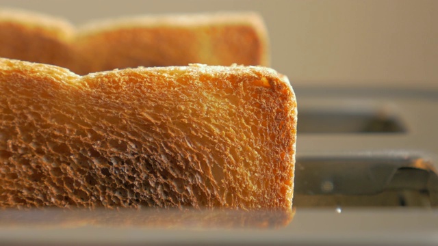 烤面包从烤面包机里冒出来，同时冒出烟4K 2160p超高清视频-两个烤面包片从烤面包机里冒出来4K 3840X2160超高清视频视频下载