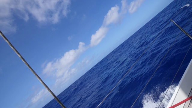 在太平洋上乘着帆船航行。——慢动作视频素材