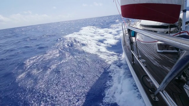 在太平洋上乘着帆船航行。——慢动作视频素材