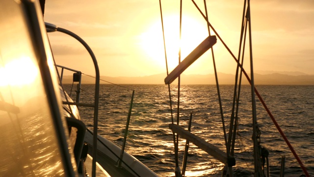日落时分，在太平洋上的一艘帆船上操纵特写细节。——慢动作视频素材