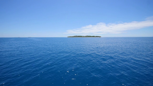 一个荒岛，在太平洋上的帆船上航行。——慢动作视频素材