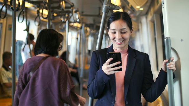 女人在火车上用智能手机视频素材