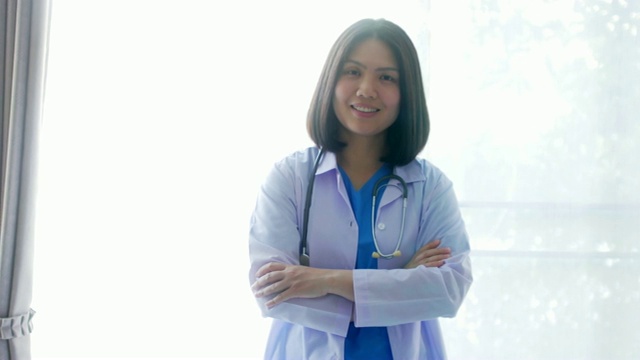 穿制服的女医生站在白色的房间背景上视频素材