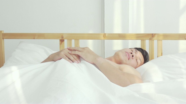 男人在床上跳视频素材
