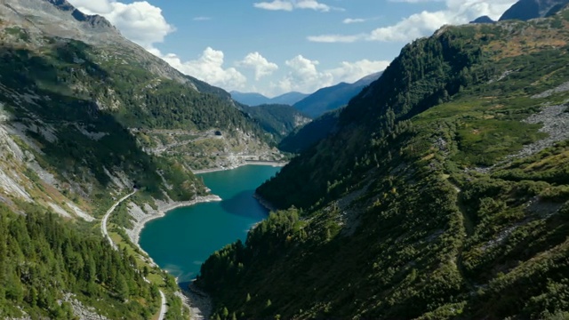 奥地利卡林西亚Kolnbrein大坝附近的Galgenbichlspeicher山湖的超降。视频素材