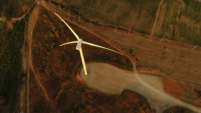 鸟瞰图的风力涡轮机视频素材