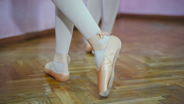 芭蕾舞女演员的脚在尖头鞋的特写。视频素材
