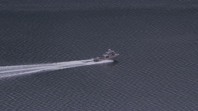 阿拉斯加安克雷奇附近渔船的鸟瞰图。视频下载