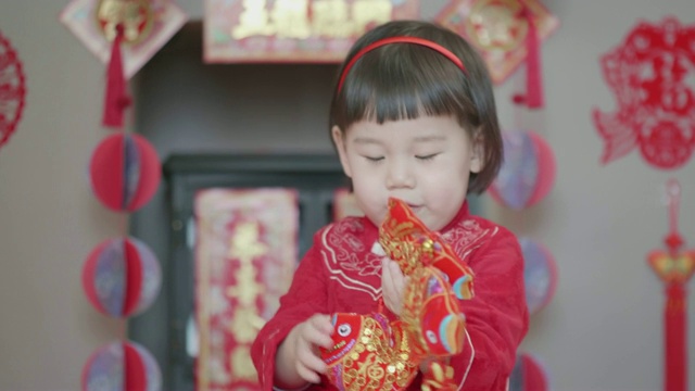 中国小女孩在家庆祝春节视频素材