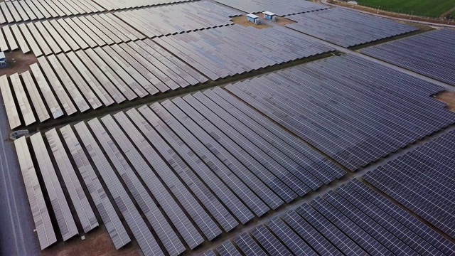太阳能农场电站替代能源，航拍视频素材